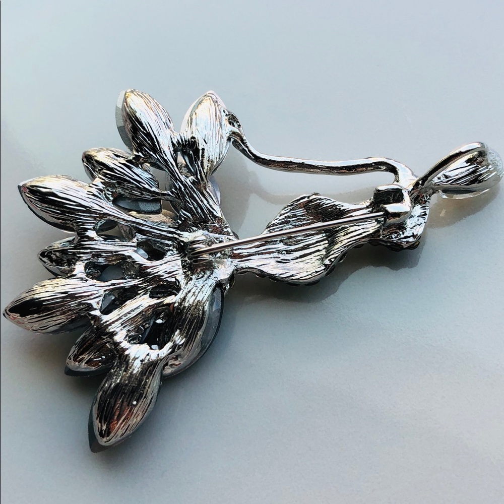Brooch Beautiful Lady White Rhinestone Pin NWT - Picture 3 of 4